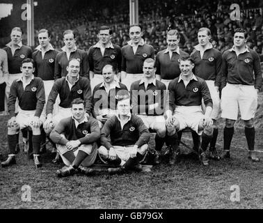 Groupe d'équipe d'Écosse : (rangée arrière, l-r) James Ritchie, Kenneth Jackson, James Thom, James McLaren Henderson, Jock Waters, Bobby Rowand, Herbert Lorraine, David Brown; (rangée du milieu, l-r) Ross Logan, Willie Welsh, Ian Smith, Mark Stewart, Jock Beattie; (Première rangée, l-r) Kenneth Fyfe, Harry Lind Banque D'Images