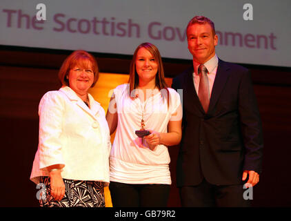 Le cycliste olympique de la médaille d'or Chris Hoy et la ministre des écoles et des compétences Maureen Watt avec la gagnante de la médaille d'or Leane Wilson, du Reid Kerr College, lors d'une cérémonie de remise de médailles où ils ont remis des médailles à plus de 60 jeunes étudiants à la cérémonie écossaise WorldSkills, à la salle de concert de Perth. Banque D'Images