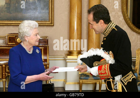 La Reine Elizabeth II de Grande-Bretagne rencontre son Excellence l'Ambassadeur d'Espagne, M. Carles Casajuana, au Palais de Buckingham, à Londres. Banque D'Images