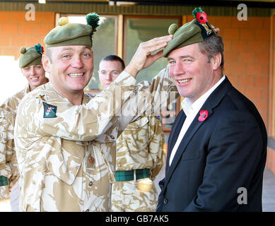 ASSOCIATION DE LA PRESSE POUR LES JOURNAUX NATIONAUX ET RÉGIONAUX - ROYAUME-UNI ET IRLANDE UNIQUEMENT. AUCUNE VENTE. Le Sgt Major David Robertson (à droite) du bataillon des Argyll et Sutherland Highlanders, 5e Régiment royal d'Écosse, avec le directeur adjoint des Rangers, Ally McCoist, à Murray Park, Glasgow. Date de la photo: Jeudi 30 octobre 2008. Le crédit photo devrait se lire : Aileen Wilson/Rangers FC/PA. POUR PLUS D'IMAGES DES RANGERS OU POUR OBTENIR UNE LICENCE POUR D'AUTRES UTILISATIONS, VEUILLEZ COMMUNIQUER AVEC EMPICS - 0115 844 7447 OU INFO@EMPICS.COM Banque D'Images