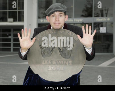 Le comédien Lee Evans lors du dévoilement de ses empreintes de main Square of Fame, à Wembley Square, dans le nord de Londres. Banque D'Images