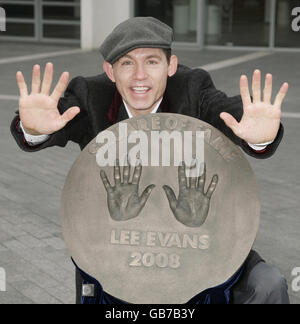 Lee Evans dévoile handprints à Wembley Square de la renommée - Londres Banque D'Images