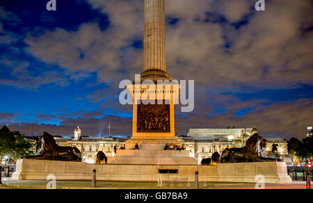 Nelsons Column Trafalgar Square at Night London UK Banque D'Images