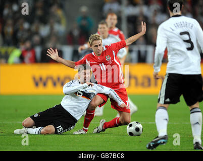 David Edwards, pays de Galles, est attaqué par Thomas Hitzlsperger, d'Allemagne, lors du match de qualification de la coupe du monde de la FIFA au parc Borussia, Monchengladbach, Allemagne. Banque D'Images