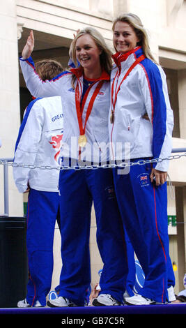 Olympiades - Team GB Beijing Homecoming Parade - Londres.Pippa Wilson et Sarah Webb, marins médaillés d'or de la classe Ynling, lors de la Parade olympique Team GB à Londres. Banque D'Images