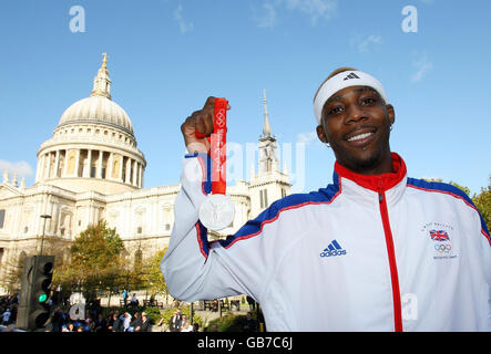 Phillips Idowu, Triple-pull et médaillé d'argent olympique, lors de la Parade des héros olympiques et paralympiques à Londres. Banque D'Images