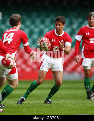 Rugby Union - Under Armor et Welsh Rugby Union révèlent le nouveau kit - Millennium Stadium.La personnalité de la télévision Gethin Jones porte la nouvelle-Galles sous la bande de l'équipe d'Armor au Millennium Stadium, Cardiff. Banque D'Images