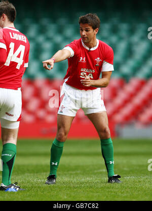 Rugby Union - Under Armor et Welsh Rugby Union révèlent le nouveau kit - Millennium Stadium.La personnalité de la télévision Gethin Jones porte la nouvelle-Galles sous la bande de l'équipe d'Armor au Millennium Stadium, Cardiff. Banque D'Images