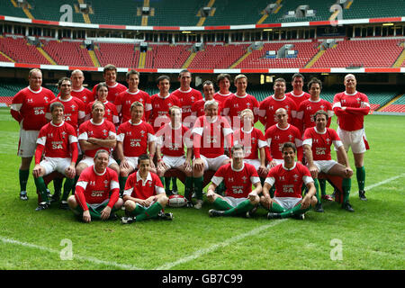 Gethin Jones (rangée du bas, à droite) pose avec un groupe de journalistes portant la nouvelle-Galles sous la bande de l'équipe d'Armor au Millennium Stadium de Cardiff. Banque D'Images