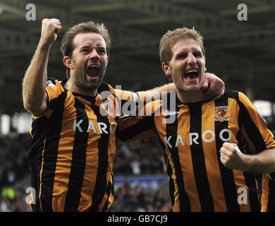 Michael Turner (au centre) de Hull City célèbre son but avec Ian Ashbee (à gauche) lors du match de la Barclays Premier League au KC Stadium de Hull. Banque D'Images