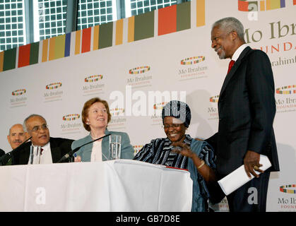 L'ancien Secrétaire général de l'ONU, s'entretient avec le Comité du Prix, dont l'ancien Premier Ministre de Tanzanie, Salim Ahmed Salim, (2e gauche), l'ancien Président de l'Irlande, Mary Robinson (centre gauche) et l'ancien Ministre de l'éducation de Guinée, Aicha Bah Diallo (centre droit), après avoir annoncé l'ancien Président du Botswana, Festus Gontebanye Mogae, lauréat du Prix Ibrahim de la réussite en leadership africain à l'intérieur de l'hôtel de ville de Londres. Banque D'Images