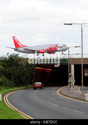 Stock - aéroport international de Leeds Bradford.Vue générale d'un avion atterrissant à l'aéroport international de Leeds Bradford, West Yorkshire. Banque D'Images