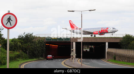 Vue générale d'un avion atterrissant à l'aéroport international de Leeds Bradford, West Yorkshire. Banque D'Images