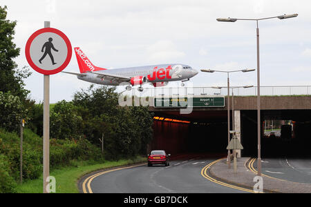 Vue générale d'un avion atterrissant à l'aéroport international de Leeds Bradford, West Yorkshire. Banque D'Images