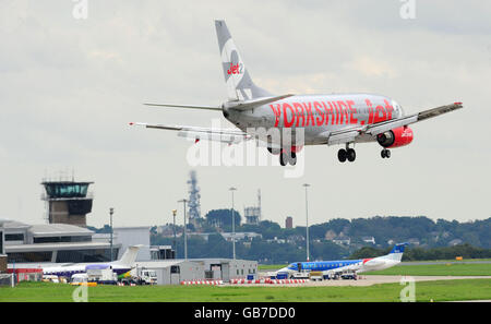 Vue générale d'un avion atterrissant à l'aéroport international de Leeds Bradford, West Yorkshire. Banque D'Images