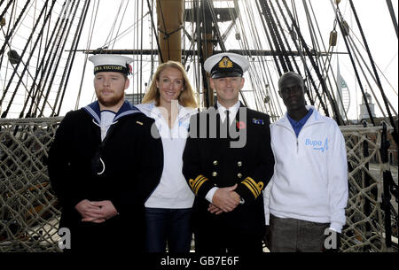 Paula Radcliffe et Luke Kibet (à droite) avec le capitaine de la victoire du HMS lors d'une conférence de presse à la victoire du HMS, Portsmouth. Banque D'Images