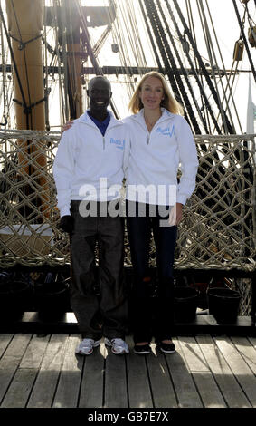 Luke Kibet (à gauche) et Paula Radcliffe lors d'une conférence de presse à la victoire du HMS, Portsmouth. Banque D'Images