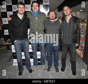 Snow Patrol, dont le chanteur Gary Lightbody (deuxième à gauche), arrive pour une session de signature pour les fans de lancer leur nouvel album « A Hundred million Suns » à HMV à Dublin. Banque D'Images