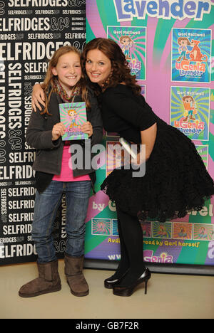 Geri Halliwell (à droite) est vue avec Flo Gallop, âgée de 10 ans de Bromley comme elle fait la promotion de son dernier livre Ugenia Lavender: Le seul et unique à la librairie Foyles à Selfridges, Londres. Banque D'Images