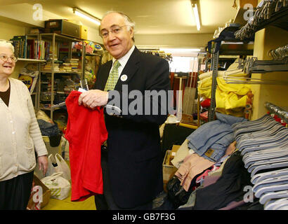 L'ancien chef du Parti conservateur Michael Howard aide le personnel à trier les vêtements dans la salle du magasin de son magasin Barnardo local à Folkestone, dans le Kent, dans le cadre de la journée Barnardos Make a Difference. Banque D'Images