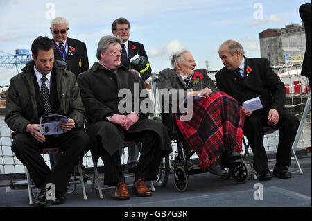 (Assis de gauche à droite) le cricketer Somerset Marcus Trescothick, Simon Weston, vétéran de la guerre des Malouines, Harry Patch et Robin Dowdeswell, président de la branche Wells de la Légion royale britannique, lors du lancement de l'appel au pavot de cette année sur le Somerset HMS, aux quais d'Avonmouth, dans le Somerset. Banque D'Images