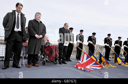 (De gauche à droite) Cricketer Somerset Marcus Trescothick, vétéran de la guerre des Malouines Simon Weston, Harry Patch et Robin Dowdeswell, président de la branche Wells de la Légion royale britannique, avec des membres de la Légion britannique au lancement de l'appel au pavot de cette année sur le HMS Somerset, aux quais d'Avonmouth, dans le Somerset. Banque D'Images