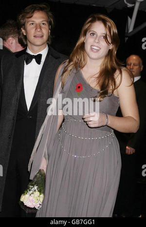 VEUILLEZ NOTER . La princesse Beatrice et son ami Dave Clark arrivent pour le dîner de collecte de fonds des enfants en crise qui s'est tenu au marché Old Billingsgate dans le centre de Londres. Banque D'Images