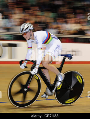 Le Victoria Pendleton, en Grande-Bretagne, portant son maillot des champions du monde, remporte sa quart de finale dans le Sprint féminin lors de la coupe du monde UCI Track au Vélodrome de Manchester, à Manchester. Banque D'Images