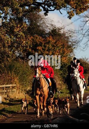 Chasses et humes de la chasse au sud de York et d'Ainsty à Crayke, Easingwold, dans le North Yorkshire, le premier week-end de la nouvelle saison de chasse. Banque D'Images