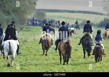 Chasseurs et huiseurs de la chasse de Beaufort à Gloucestershire le premier week-end de la nouvelle saison de chasse. Banque D'Images