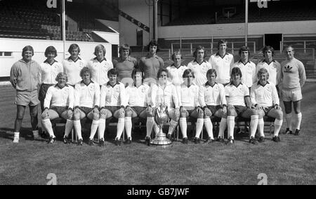 Rangée arrière, de gauche à droite : des Anderson (gestionnaire adjoint/entraîneur), Ron Webster, Peter Daniel, Colin Todd, Colin Boulton, Graham Moseley, Archie Gemmill, Steve Powell, Rod Thomas, Henry Newton, Kevin Hector et Gordon Guthrie (physiothérapeute). Première rangée, de gauche à droite : Francis Lee, Charlie George, Bruce Rioch, Roy McFarland, Dave Mackay (directeur), Jeff Bourne, David Nish, Roger Davies et Alan Hinton. Banque D'Images