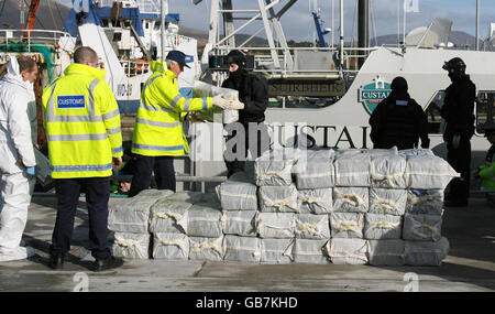 Le personnel armé de la marine et du Gardai a reçu un demi-milliard d'euros (403 millions) de cocaïne qui a été saisi dans un yacht au large de la côte ouest de l'Irlande, dans le port de Castletown Bere à Co. Cork. Banque D'Images