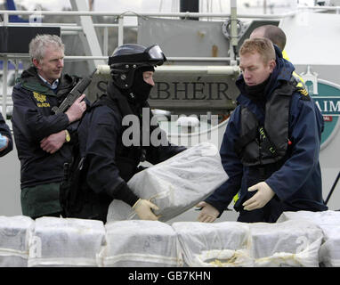 Le personnel armé de la Marine retire le demi-milliard d'euros (403 millions) de cocaïne qui a été saisi dans un yacht au large de la côte ouest de l'Irlande, dans le port de Castletown Bere in Co. Cork. Banque D'Images