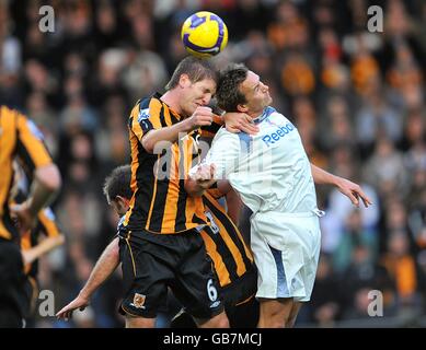 Michael Turner (à gauche) de Hull City et Kevin Davies de Bolton Wanderers se battent pour le ballon. Banque D'Images