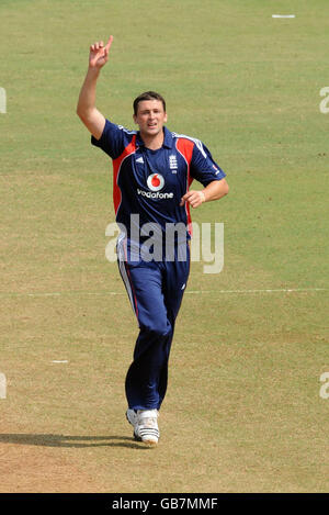 Cricket - Warm Up Match - Mumbai Cricket Association President's XI / England XI - Brabourne Stadium - Mumbai.Steve Harmison, en Angleterre, célèbre le cricket de Sushant Marathe lors du match d'échauffement au stade Brabourne, à Mumbai, en Inde. Banque D'Images