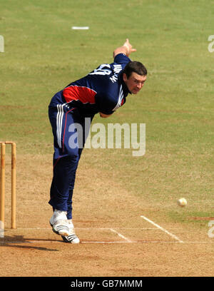 Steve Harmison, de l'Angleterre, s'échauffe au stade Brabourne, à Mumbai, en Inde. Banque D'Images