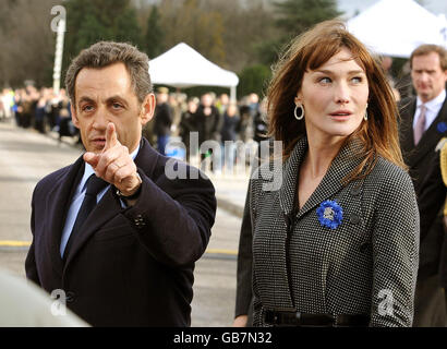 Le président français Nicolas Sarkozy et son épouse Carla Bruni traversent le cimetière militaire de Verdun dans l'est de la France. Banque D'Images