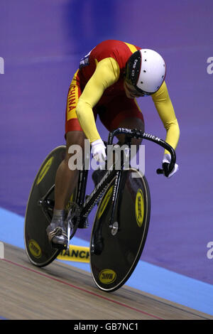 Cyclisme - UCI Track World Cup - première journée - Vélodrome de Manchester. Jinjie Gong en Chine pendant le sprint féminin Banque D'Images