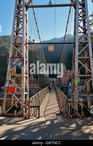 Laxman Jhula pont au-dessus de Ganges river. Les personnes qui franchissent la passerelle. Banque D'Images