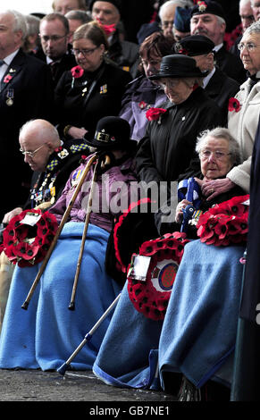 Les anciens combattants britanniques attendent de déposer leurs couronnes à la mémoire des soldats britanniques et du Commonwealth qui ont été tués lors de la Grande Guerre à un service du souvenir à la porte Menin à Ypres, en Belgique, pour marquer le 90e anniversaire de la fin de la Grande Guerre. Banque D'Images