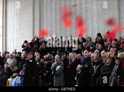 Les coquelicots tombent au-dessus de ceux qui assistaient à un Service du souvenir pour les soldats britanniques et du Commonwealth qui ont été tués dans la Grande Guerre après un Service du souvenir à la porte Menin à Ypres, en Belgique, pour marquer le 90e anniversaire de la fin de la Grande Guerre. Banque D'Images