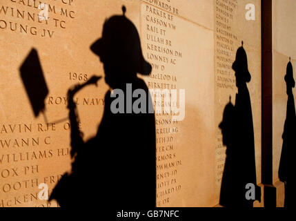 Réflexions de la bande militaire au cours d'un service au Monument commémoratif des Forces armées pour souligner le 90e anniversaire de la Journée de l'armistice en présence du Prince Michael de Kent et de la princesse Michael de Kent à l'Arboretum du Mémorial national, à Alrewas, dans le Staffordshire. Banque D'Images