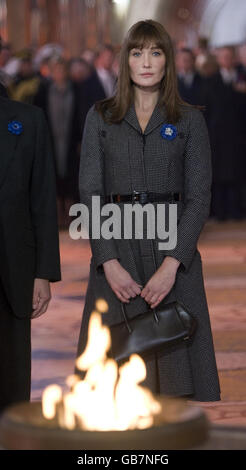 Madame Sarkozy dans la construction de la flamme éternelle, ce matin au cimetière militaire de Verdun, dans l'est de la France. Banque D'Images