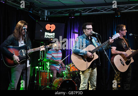 Bala Cynwyd, PA, USA. 5 juillet, 2016. Rock alternatif américain Weezer Visiter Radio 145,5 millions aujourd''s Performance Theatre. Banque D'Images