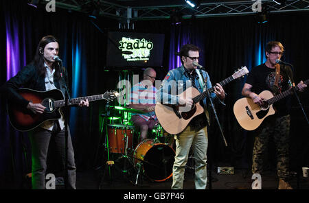 Bala Cynwyd, PA, USA. 5 juillet, 2016. Rock alternatif américain Weezer Visiter Radio 145,5 millions aujourd''s Performance Theatre. Banque D'Images