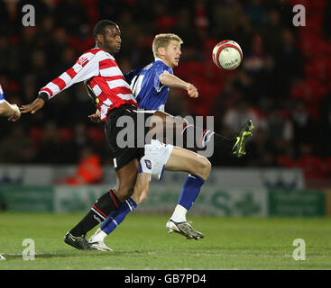 Shelton Martis de Doncaster Rovers et Jonathan Stead d'Ipswich Town se battent pour le ballon lors du match du championnat de football Coca-Cola au stade Keepmoat, Doncaster. Banque D'Images