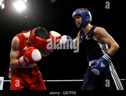 Detelin Dalakliev en Bulgarie et Luke Campbell en Angleterre lors de la finale des championnats d'Europe de boxe de 54 kg à l'ECHO Arena de Liverpool. Banque D'Images