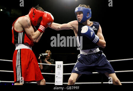 Detelin Dalakliev en Bulgarie et Luke Campbell en Angleterre (à droite) lors de la finale des championnats d'Europe de boxe de 54 kg à l'ECHO Arena de Liverpool. Banque D'Images