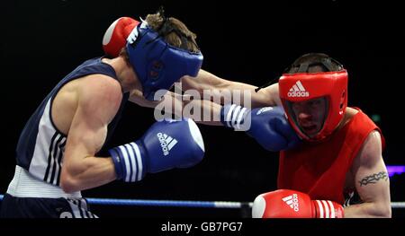 Detelin Dalakliev en Bulgarie et Luke Campbell en Angleterre (à gauche) lors de la finale des championnats d'Europe de boxe de 54 kg à l'ECHO Arena de Liverpool. Banque D'Images