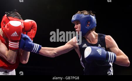 Detelin Dalakliev en Bulgarie et Luke Campbell en Angleterre (à droite) lors de la finale des championnats d'Europe de boxe de 54 kg à l'ECHO Arena de Liverpool. Banque D'Images